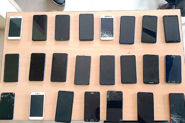 Trio behind series of snatchings held, 26 phones, bikes seized Trio behind series of snatchings held, 26 phones, bikes seized