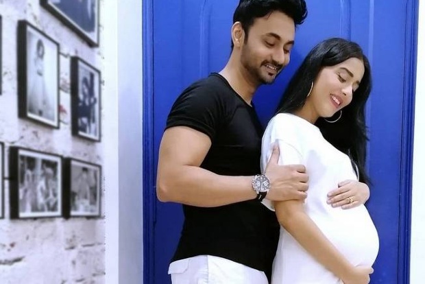 Amrita Rao confirms pregnancy, flaunts baby bump in new post
