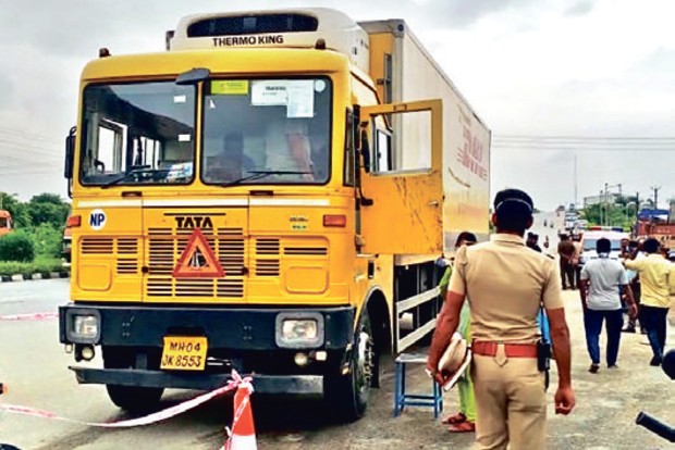 Gang hijacks truck in K’giri dist, loots cellphones worth Rs 15 cr