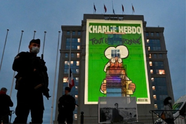 Giant images of Prophet Mohammed appear on French govt building