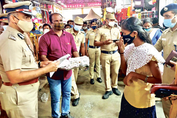 T Nagar police provide neck bands to women shoppers to protect them from snatchers