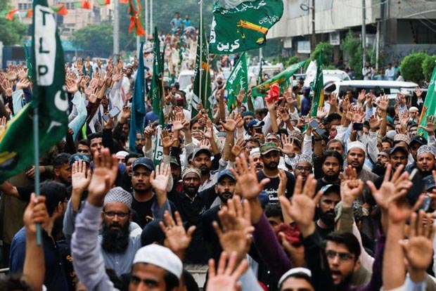 Thousands protest in Pakistan over reprinting of Mohammad cartoons in France