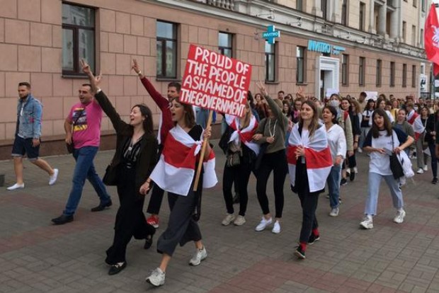 Masked men drag protesting Belarusian students off the streets