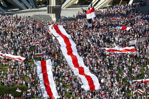 100,000 march in Minsk to demand Belarus leader resigns