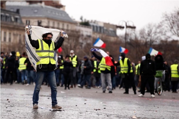 Over 150 arrested as Yellow Vests renew actions in Paris