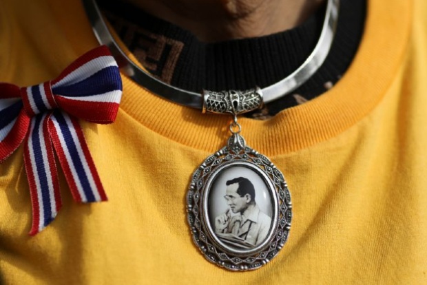 Thai royalists march against calls for amending constitution