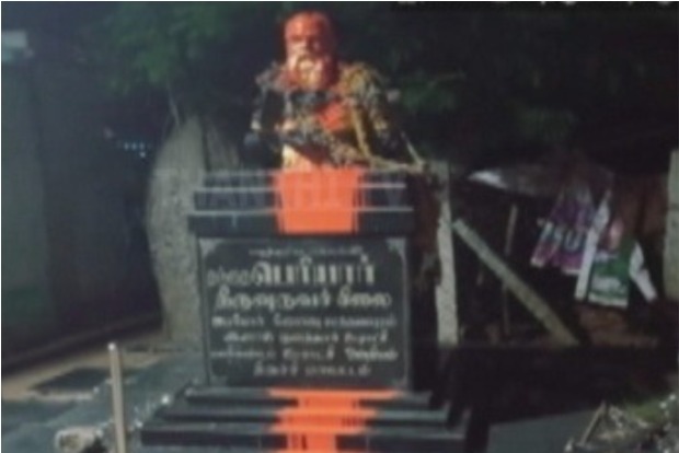 Statue of Periyar found smeared with saffron dye