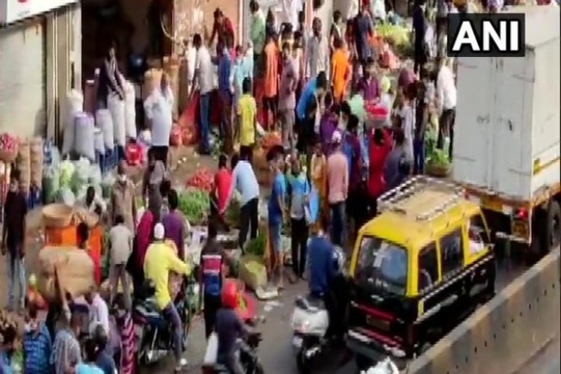 Huge crowd seen at Dadar vegetable market amid COVID-19 spike