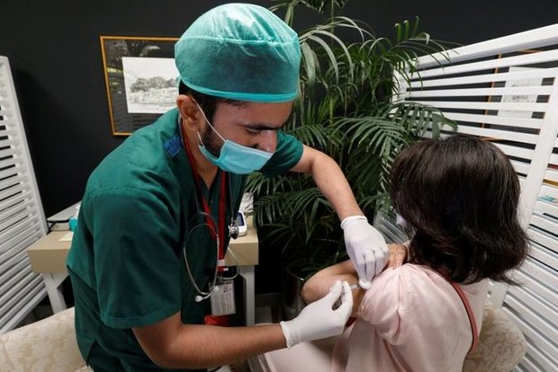 Young Pakistanis rush to purchase Russian vaccine as private sales open