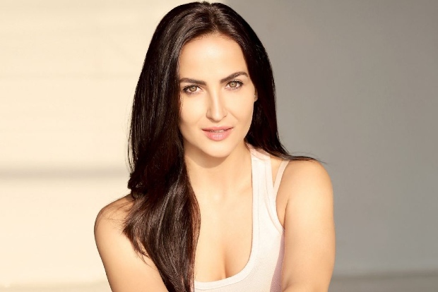Elli AvrRam takes her own Covid-19 test in Sweden