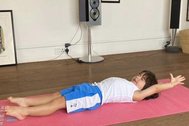Kareena Kapoor shares picture of Taimur doing yoga Kareena Kapoor shares picture of Taimur doing yoga