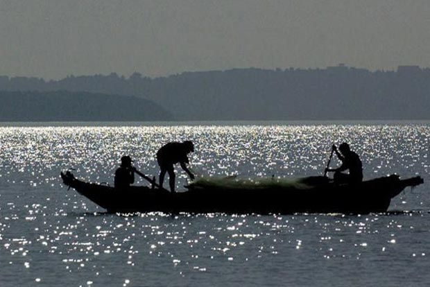 Put off annual ban to Oct-Nov, urge fishermen Put off annual ban to Oct-Nov, urge fishermen