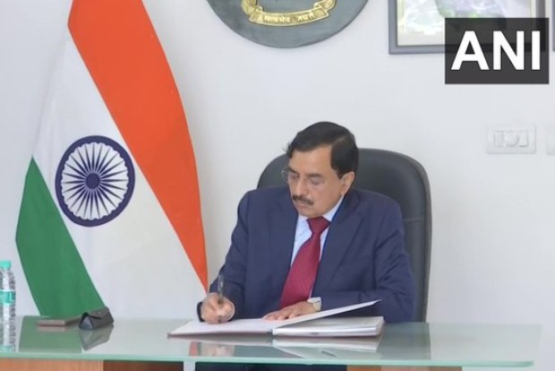 Sushil Chandra takes charge as 24th CEC