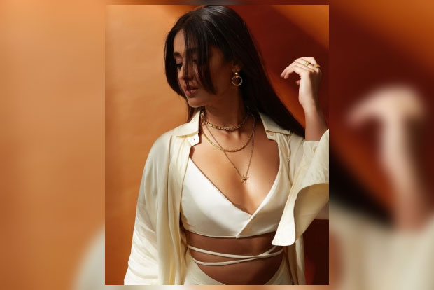 Ileana DCruz flaunts golden glow in white cut-out number Ileana DCruz flaunts golden glow in white cut-out number