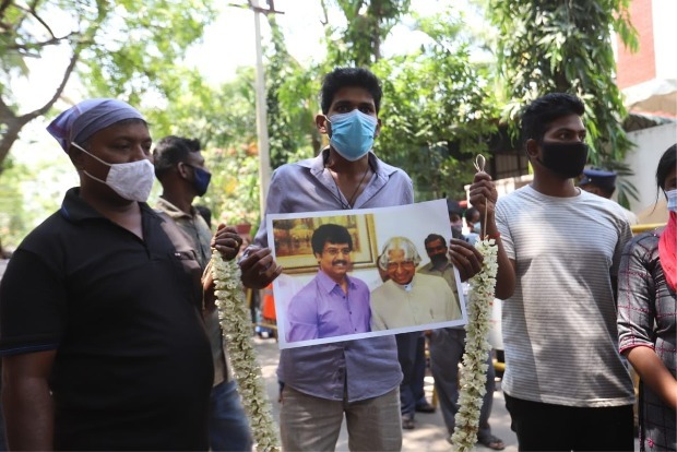 WATCH: Fans queue outside Vivekhs Chennai home to bid final farewell to actor