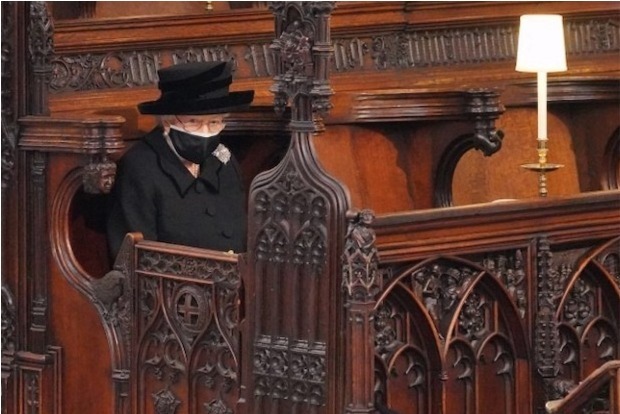 Queen Elizabeth stands alone to bid farewell to her strength Philip