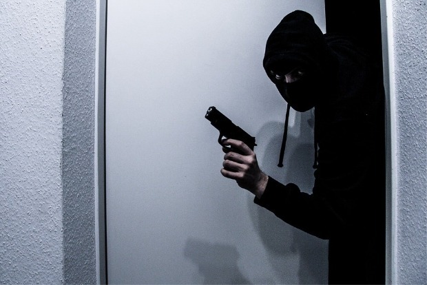 Rs 1.25 lakh robbed from liquor shop at gunpoint