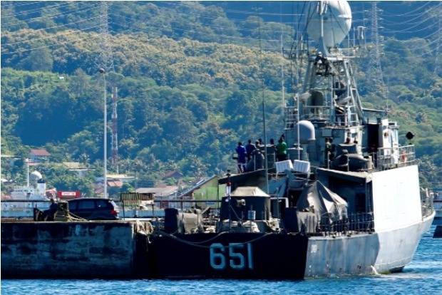 Time running out for missing Indonesian submarine as U.S. joins search