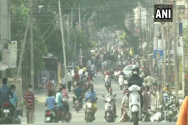 Large number of people flock to grocery shops in Karnataka despite weekend curfew