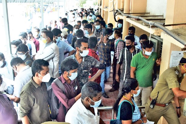 Patients’ kin queue up overnight at lone Remdesivir counter
