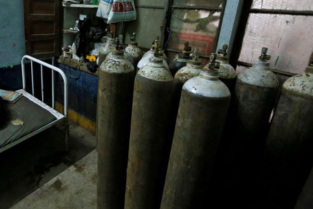 Maharashtra: Oxygen leaks at hospital, staff saves 14 patients Maharashtra: Oxygen leaks at hospital, staff saves 14 patients