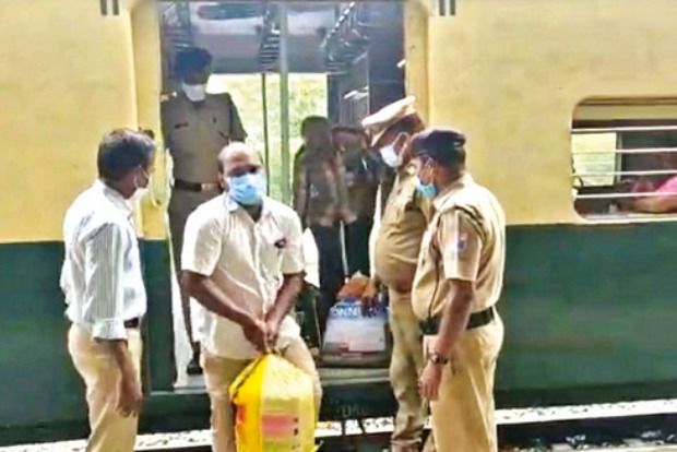 RPF thwarts attempt to smuggle 1.2 tonnes of PDS rice to Andhra RPF thwarts attempt to smuggle 1.2 tonnes of PDS rice to Andhra