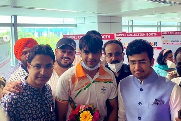 Heros welcome for Olympics gold medalist Neeraj Chopra after arrival in Delhi Heros welcome for Olympics gold medalist Neeraj Chopra after arrival in Delhi