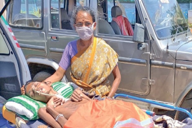 Mother brings ailing son to Thanjai Collectorate seeking pending medical aid
