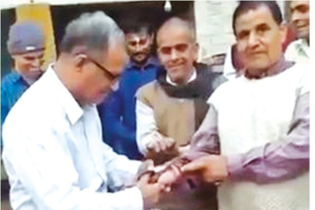 Man cutting Kalawas is not Samajwadi Party leader