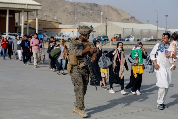 Facing backlash over chaos, foreign powers try to speed Afghanistan exodus