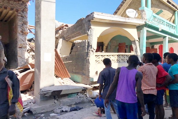 Haitian quake victims rush aid sites, take food and supplies