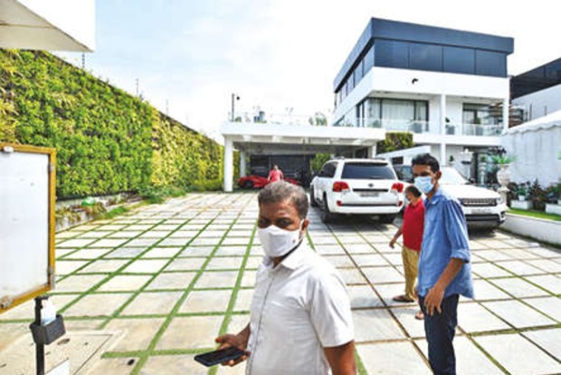 ED corners conman Sukesh, seizes beachfront bungalow, 16 top-end cars, 2 kg gold ED corners conman Sukesh, seizes beachfront bungalow, 16 top-end cars, 2 kg gold