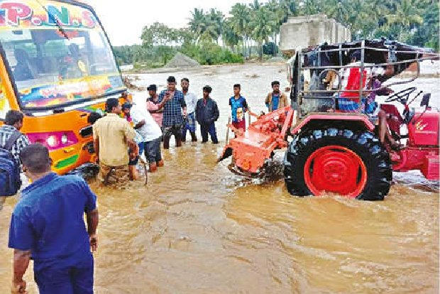 Two buses stranded in Malattar retrieved