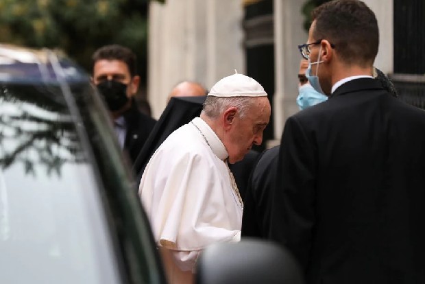 Orthodox priest shouts Pope, you are a heretic at Francis in Athens