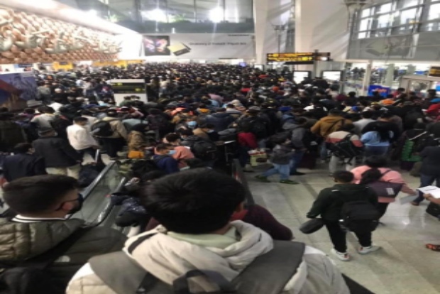 Omicron: Delhi airport jam-packed after new guidelines, Scindia asks officials to do better crowd management