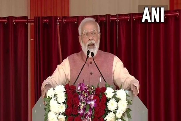 Padma Shri recipient presents portrait to PM Modi Padma Shri recipient presents portrait to PM Modi