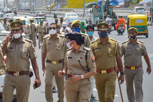 Auto driver spikes tea of senior citizen escapes with gold, cash, and cell phone