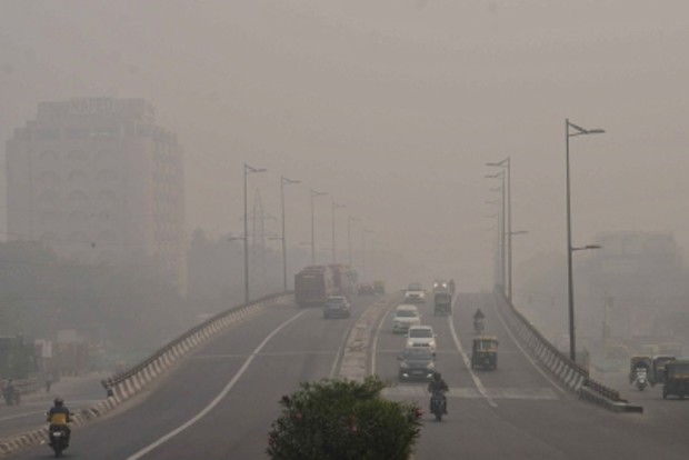 Delhis air quality plunges again, AQI slips to 293
