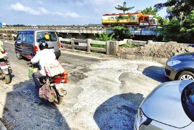 Traffic crawls on National Highways near Palar bridge in Mamandur