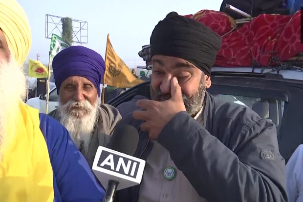 Farmers vacate Delhi borders after year-long protest, start removing tents Farmers vacate Delhi borders after year-long protest, start removing tents