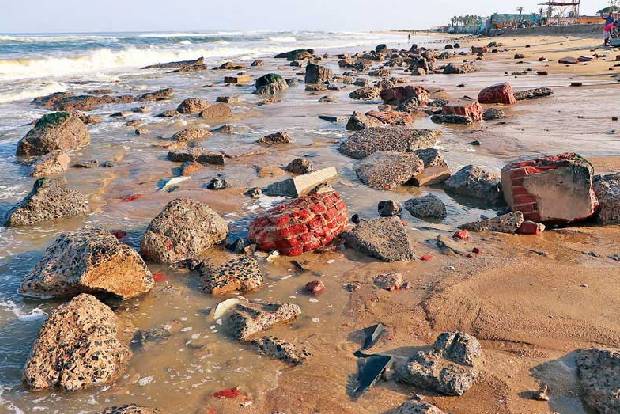 Sea water recedes in Chennai beaches, creates panic among public