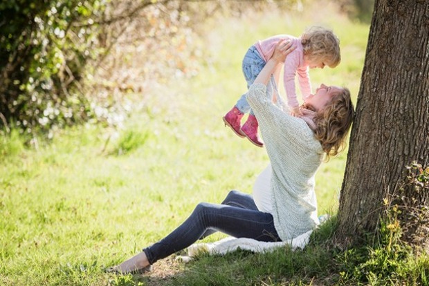 Study finds extensive use of smartphones by parents may damage toddlers development