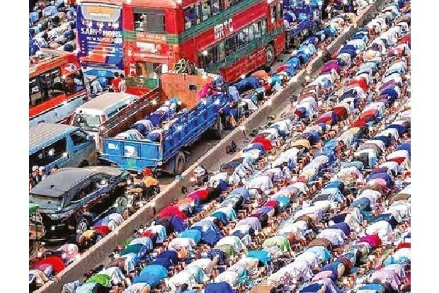 Pic of people offering namaz shared with false angle