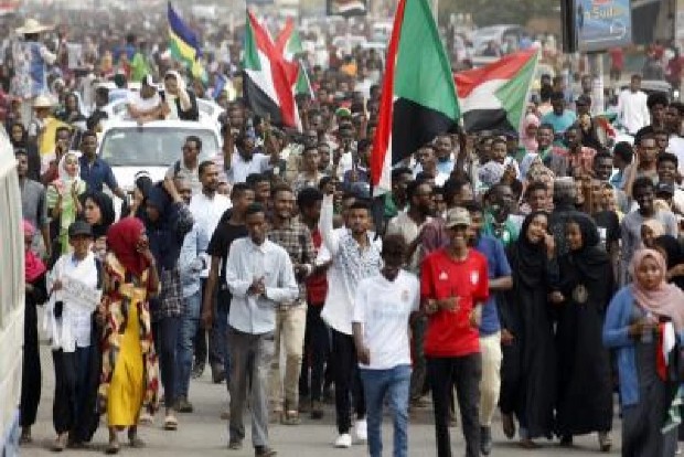 Sudanese protesters reach presidential palace, demand civilian rule