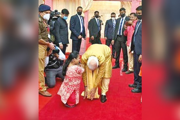 PM Modi’s humble gesture shared with false angle