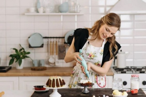 Christmas 2021: Bring in the festive cheer with these simple cake baking techniques
