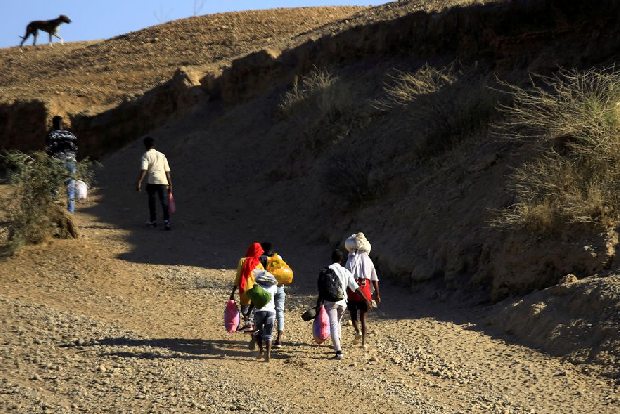 Ethiopia government says military wont cross into Tigray for now