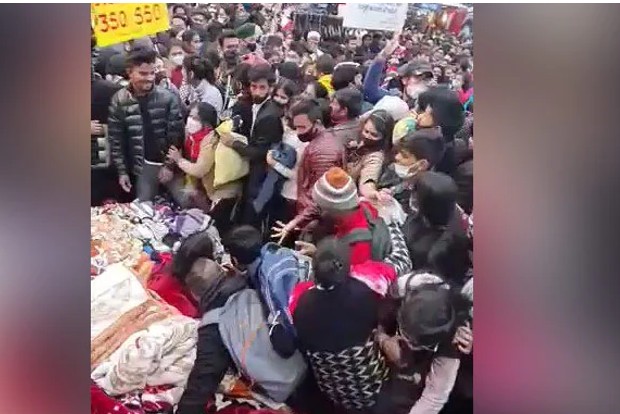Crowded Sarojini Nagar market amid rising cases in New Delhi Crowded Sarojini Nagar market amid rising cases in New Delhi