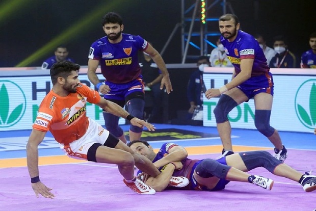 Pro Kabaddi League: Gujarat Giants hold Dabang Delhi KC to 24-24 tie