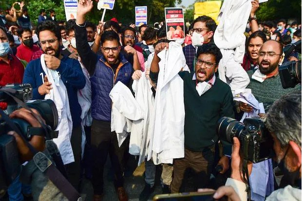 NEET-PG: Face-off between protesting doctors, police as stir intensifies